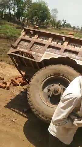 ग्राम भानपुर में सड़क किनारे सप्लाई के पानी  गद्दा उसमें पलटी ट्राली