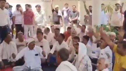 नारनौल: नांगल चौधरी में सीवर लाइन सफाई के दौरान दो कर्मचारियों की मौत, नारनौल में कर्मचारियों ने किया प्रदर्शन