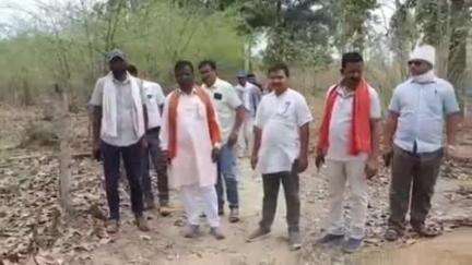 रामानुजनगर: नाबालिग छात्रा का शव जंगल में मिलने से क्षेत्र में फैली सनसनी, विधायक भूलन सिंह मरावी सुबह परिजन के घर पहुंचे