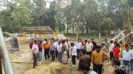 धौरहरा: शेखपुर गांव में भ्रष्टाचार से बनी पानी की टंकी भरकर फटी, जांच करने पहुंची टीम