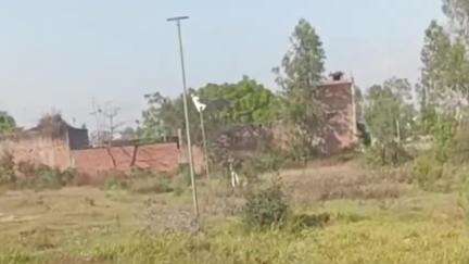 स्वार: चाऊपुरा कब्रिस्तान में लगी स्ट्रीट लाइटों को उतारने का वीडियो सोशल मीडिया पर हुआ वायरल