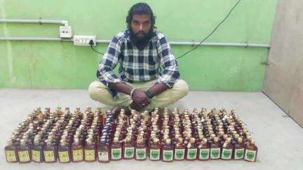 திண்டிவனம்: தைலாபுரம் ஜங்ஷன் அருகே இரு சக்கர வாகனத்தில் புதுச்சேரி மதுபானங்கள் கடத்தி வந்த வாலிபர் கைது