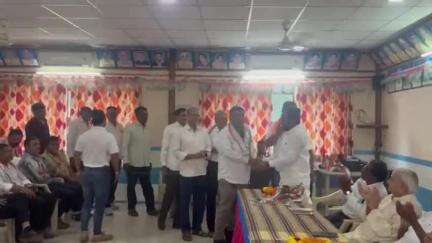 કામરેજ: કામરેજ ચારરસ્તા નજીક કોંગ્રેસના કાર્યક્રમમાં 17 સ્થાનિકો કોંગ્રેસમાં જોડાયા.