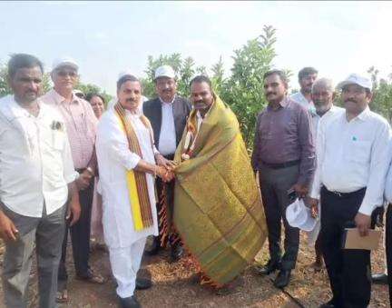 ಮುಧೋಳ: ಕುಳಲಿ ಗ್ರಾಮದಲ್ಲಿ ಸೇಬು ಬೆಳೆದ ರೈತ ಶ್ರೀಶೈಲ ತೇಲಿ ಅವರನ್ನ ಸನ್ಮಾನಿಸಿದ ರಾಜ್ಯಸಭಾ ಸದಸ್ಯ ನಾರಾಯಣಸಾ ಭಾಂಡಗೆ