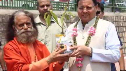 नरेन्द्रनगर: मुनि की रेती में CM धामी से मुलाकात की स्वामी चिदानंद सरस्वती ने, आरती में सहभागी होने के लिए किया आमंत्रित