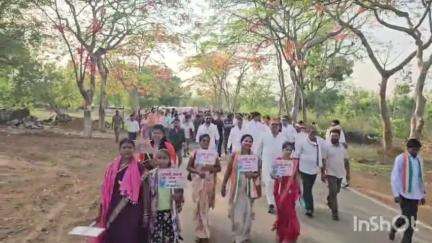 लोहंडीगुडा: इंद्रावती जल संकट को लेकर पीसीसी चीफ दीपक बैज के नेतृत्व में कांग्रेसियों और ग्रामीणों ने चित्रकोट से शुरू की पदयात्रा