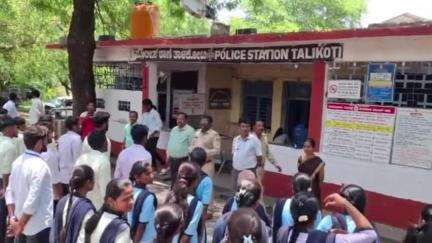 ತಾಳಿಕೋಟಿ: ಪಟ್ಟಣದಲ್ಲಿ ಪೊಲೀಸ್ ಇಲಾಖೆಯಿಂದ ವಿದ್ಯಾರ್ಥಿಗಳಿಗಾಗಿ ತೆರೆದಮನೆ ಕಾರ್ಯಕ್ರಮ ಆಯೋಜನೆ