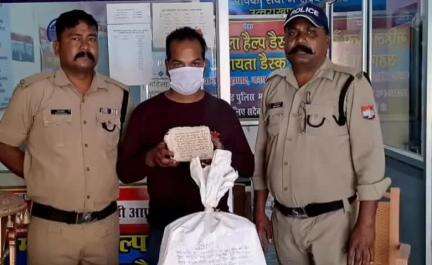 बाराकोट:अवैध शराब के साथ सिंगदा घाट से तस्कर गिरफ्तार बाराकोट  चौकी पुलिस की कार्यवाही।