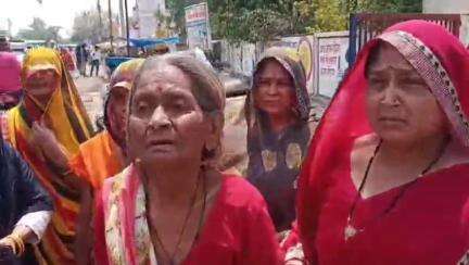 राठ: मियांपुरा इलाके में संदिग्ध परिस्थितियों में युवक की मौत, मां ने पत्नी पर हत्या का आरोप लगाया, मचा हड़कंप