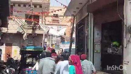 उनियारा: अलीगढ़ के बाजार में चोपहिया वाहनों के आने से लगा जाम