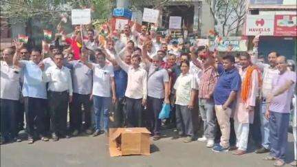 अम्ब: पहलगाम हमले के विरोध में अंब बाजार बंद कर दुकानदारों ने किया प्रदर्शन