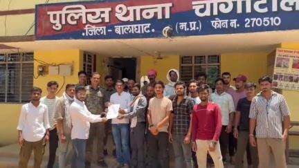परसवाड़ा: दुगलई की पीड़ित बच्चियों को न्याय दिलाने की मांग को लेकर राष्ट्रपति के नाम चांगोटोला थाना प्रभारी को दिया गया ज्ञापन