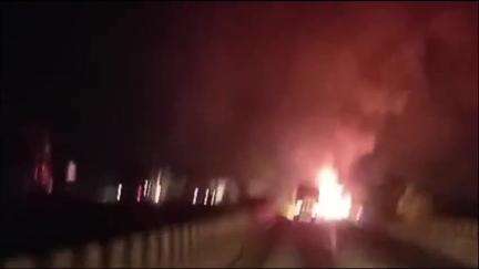 सिंघवारा: सिमरी थाना क्षेत्र के भराठी NH 27 पर ट्रक में लगी भीषण आग, वीडियो हुआ वायरल
