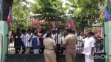மேலூர்: மேலூரில் நிலுவையில் உள்ள ஊதியத்தை வழங்க கோரி ஒப்பந்த தூய்மை பணியாளர்கள் உள்ளிருப்பு போராட்டம்
