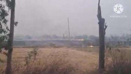सोनीपत: खेड़ी गांव में फसल अवशेषों में लगी आग, दमकल की गाड़ी मौके पर पहुंची