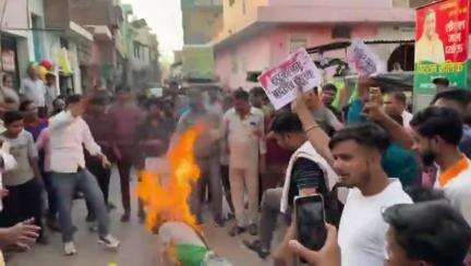 चंदौसी: नगर पंचायत नरौली में विश्व हिंदू परिषद और बजरंग दल के कार्यकर्ताओं ने पाकिस्तान का फूंका पुतला, पुलिस बल रहा मौजूद