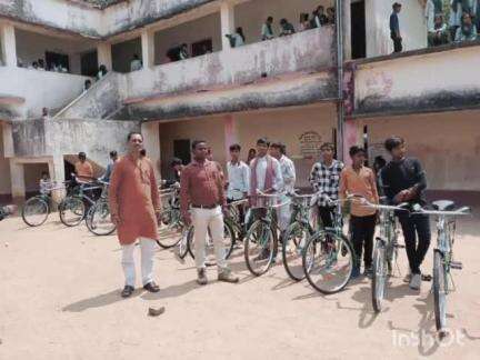 नवा बाज़ार: नावा बाजार के पाँच विद्यालयों में 200 आठवीं कक्षा के छात्र-छात्राओं को साइकिलें वितरित की गईं
