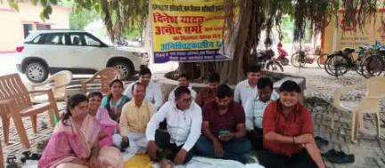 आलापुर: जहांगीरगंज और भियांव में दो ग्राम पंचायत अधिकारियों के निलंबन के खिलाफ सहकर्मियों का आक्रोश, शुरू किया धरना