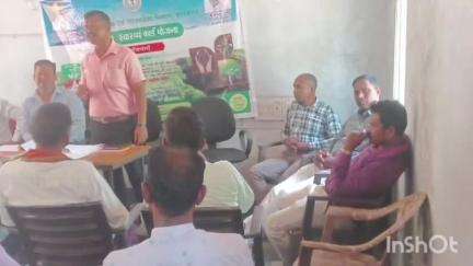 टुंडी: प्रखंड कृषि कार्यालय में जिला स्तरीय कृषि विभाग की टीम ने जन सेवकों और कृषक मित्रों को दिया प्रशिक्षण