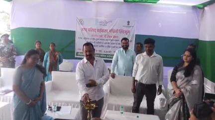 चाईबासा: मंत्री दीपक बिरुआ ने मधु बाजार में नगर परिषद द्वारा नवनिर्मित बेडिंग जॉन का किया उद्घाटन