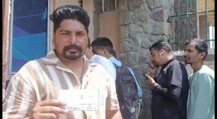 धर्मशाला: HPCA स्टेडियम के बाहर ऑफलाइन टिकटों के दूसरे दिन भी युवाओं में उत्साह, एक ID प्रूफ पर मिल रही 2 टिकटें
