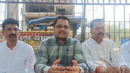 बिश्रामपुर: संविधान बचाओ महा रैली को लेकर कांग्रेस प्रखंड कमेटी ने बी मोड़ पर प्रेस वार्ता का किया आयोजन