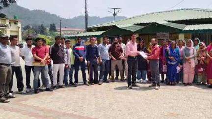 बाराकोट: मरोड़ाखान से बंतोली तक के मोटर मार्ग के डामरीकरण की मांग को लेकर ग्रामीणों ने एसडीएम को सौंपा ज्ञापन