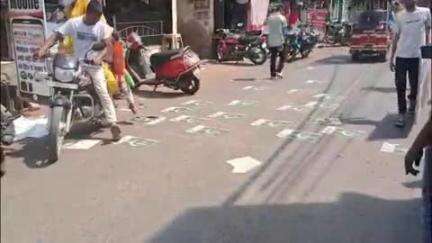 फिरोज़ाबाद: फ़िरोज़ाबाद में पाकिस्तानी झंडे सड़कों पर चिपका कर लोगों ने किया प्रदर्शन