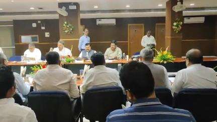 म. पूर्व रेल के जोनल संसदीय समिति की समीक्षा बैठक महेन्द्रू पटना में आरा सासंद सुदामा प्रसाद ने क्षेत्र के सवालों को उठा