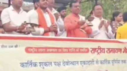 सोरांव: श्रृंगवेरपुर में मां भगवती गंगा जी की आरती का आयोजन, पहलगाम में हुए आतंकी हमले में शहीद पर्यटकों को दी श्रद्धांजलि