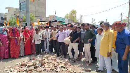 फुलेरा मु. सांभर: सांभर उपखंड क्षेत्र में पेयजल समस्या को लेकर पृथ्वीराज चौहान सर्किल पर अनिश्चितकालीन अनशन जारी, ग्रामीणों ने मटके फोड़े