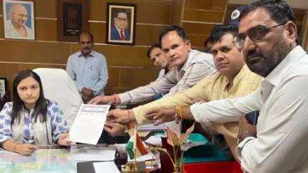 टोंक: कर्मचारी संयुक्त महासंघ के पदाधिकारियों ने कलेक्ट्रेट पहुंचकर विभिन्न मांगों को लेकर किया प्रदर्शन