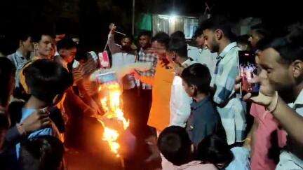 खाचरौद: ग्राम घिनोदा में ग्रामीणों ने पाकिस्तान का जलाया पुतला, पहलगाम आतंकी हमले में मारे गए पर्यटकों को दी श्रद्घांजलि