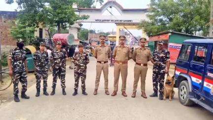 निचलौल: ठूठीबारी पुलिस और एसएसबी द्वारा संयुक्त रूप से भारत-नेपाल सीमा पर की गई संदिग्ध लोगों और वाहनों की चेकिंग