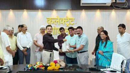 अशोक नगर: ज़िला कलेक्टर ने कलेक्ट्रेट सभाकक्ष में समाजसेवी संस्थाओं को पक्षी घर और पानी के सकोरे किए वितरित