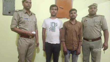 अतर्रा: बघेलाबारी तिराहे से जुआ खेलते दो अभियुक्तों को पुलिस ने किया गिरफ्तार, 2710 रुपए नगद व ताश की गड्डी बरामद