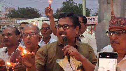 छतरपुर नगर: छत्रसाल चौक पर पहलगाम में मारे गए लोगों को कैंडल जलाकर श्रद्धांजलि दी गई