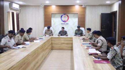 कोंडागांव: कोण्डागांव पुलिस अधीक्षक की अध्यक्षता में SP ऑफिस में अपराध समीक्षा बैठक संपन्न, लंबित प्रकरणों के शीघ्र निपटारे पर जोर