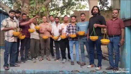 कुम्हेर: कुम्हेर में पक्षियों की प्यास बुझाने के लिए गौ रक्षक दल के कार्यकर्ताओं ने दो परिंडे बांधे