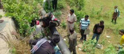 पटमदा: पटमदा मुख्य सड़क पर दुर्घटना, नशे में धुत मोपेड सवार गिरा पुलिया के नीचे, तीन घायल