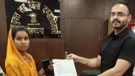 कुडू: उग्रवादियों द्वारा मारे गए विकास कुमार की पत्नी प्रतिमा कुमारी को मिली सरकारी नौकरी, कुडू प्रखंड कार्यालय में योगदान