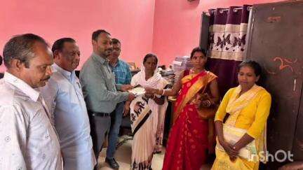टुंडी: बरियारपुर गांव के दिवंगत पारा शिक्षक के परिवार को बिजली विभाग ने दिया पांच लाख का मुआवजा