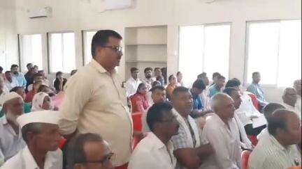 यावल: पंचायत समितीत आ.प्रा.चंद्रकांत सोनवणे यांनी घरकुलधारकांकडून तुमच्या नावाने पैशांची होते मागणी बिडिओंना सुनावले