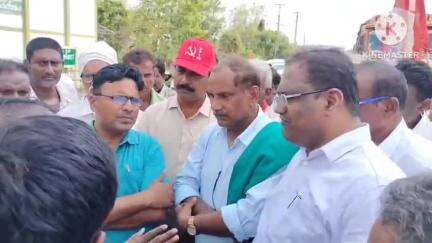 వైరా: వైరా వ్యవసాయ మార్కెట్ యార్డులో ధాన్యం కొనుగోలు చేయాలంటూ మార్కెట్ ఎదుట రైతుల ధర్నా