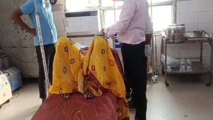 जलेसर: गांव महकी में मकान की छत पर चढ़ते समय 65 वर्षीय महिला गिरी, गंभीर घायल होकर मेडिकल कॉलेज किया रेफर