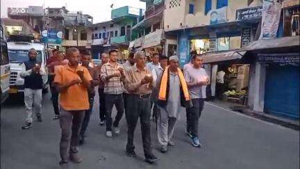 गरुड़: नगर पंचायत गरुड़ के व्यापारियों ने पहलगाम हमले के विरोध में गरुड़ बाजार में कैंडल मार्च निकाला