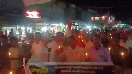 गुरुआ: गुरुआ में आतंकी हमले के शहीदों को श्रद्धांजलि, कैंडल मार्च निकाला गया