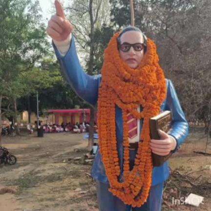 सतगावां: प्रखंड मुख्यालय स्थित बीआरसी भवन के पास बाबा साहब डॉ. भीमराव अंबेडकर की प्रतिमा का अनावरण किया गया