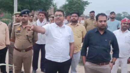 निचलौल: ग्रामसभा रामनगर में प्रशासन ने बड़ी कार्रवाई करते हुए पोखरी की जमीन पर मदरसा के अवैध कब्जे को हटवाया