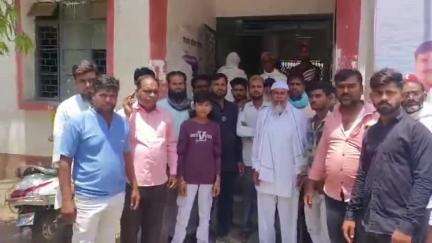 खातेगांव: पहलगाम घटना के विरोध में खातेगांव में मुस्लिम समाज ने तहसीलदार को ज्ञापन सौंपा